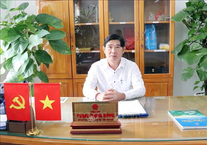 Ông Phạm Trọng Hùng, Chủ tịch UBND huyện Thuận Bắc chia sẻ với phóng viên TTXVN về sự đổi thay, vươn mình phát triển của huyện sau 50 năm giải phóng. Ảnh: Công Thử - TTXVN