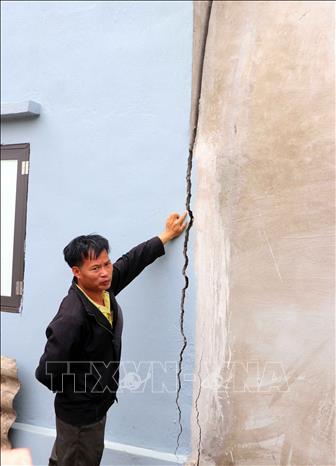 Anh Triệu Văn Ninh có nhà ở gần vị trí hố sụt tại Km80+050 quốc lộ 3B cho biết, ngôi nhà của anh xây dựng tháng 8/2024, nay xuất hiện nhiều vết nứt, rất có thể do ảnh hưởng của hố sụt này. Ảnh: Nguyễn Công Hải - TTXVN