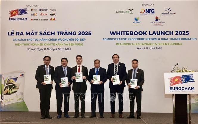 Các đại biểu với nghi lễ ra mắt Sách trắng 2025. Ảnh: Trần Việt - TTXVN 