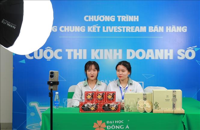 Sinh viên tham gia cuộc thi kinh doanh số tại Ngày hội việc làm 2025. Ảnh: Văn Dũng-TTXVN