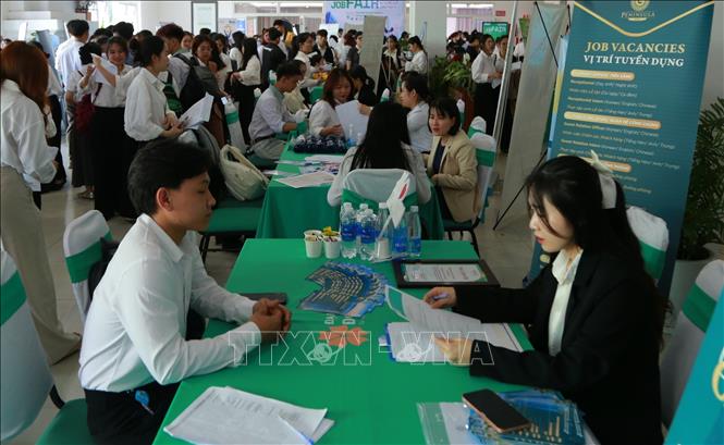 Sinh viên tham gia phỏng vấn tuyển dụng. Ảnh: Văn Dũng-TTXVN
