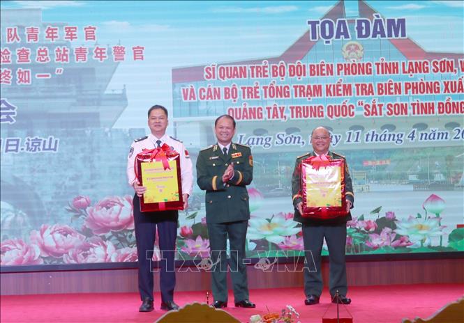 Trung tướng Nguyễn Anh Tuấn, Chính ủy BĐBP Việt Nam, tặng quà các đại biểu dự tọa đàm
Ảnh: Quang Duy - TTXVN