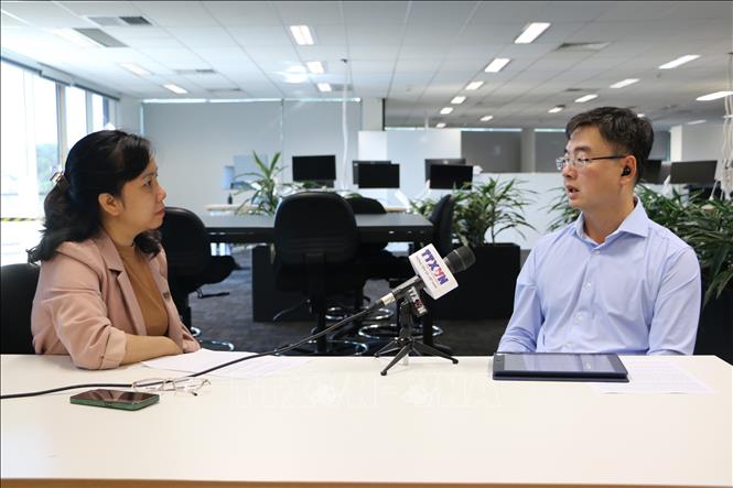 Giám đốc Trung tâm môi trường và nước thuộc Đại học Công nghệ Sydney, Chủ tịch Hội trí thức và chuyên gia Việt Nam tại Australia trả lời phỏng vấn của phóng viên TTXVN tại Sydney. Ảnh: Văn Linh - PV TTXVN tại Australia