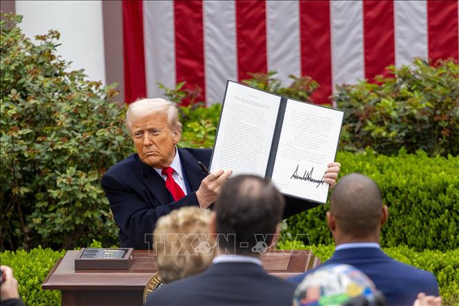 Tổng thống Mỹ Donald Trump ký sắc lệnh tại Nhà Trắng ngày 2/4/2025. Ảnh: THX/TTXVN
