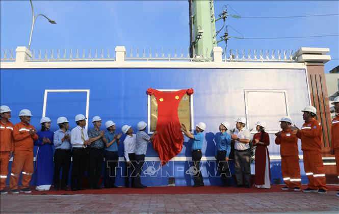 Lãnh đạo Liên đoàn Lao động Thành phố Hồ Chí Minh, Tổng công ty Điện lực TP. Hồ Chí Minh, Công đoàn ngành Điện lực Việt Nam cùng các đại biểu thực hiện nghi thức gắn biển công trình “Cải tạo Trạm biến áp 110kV Hỏa Xa”. Ảnh: Thanh Vũ-TTXVN
