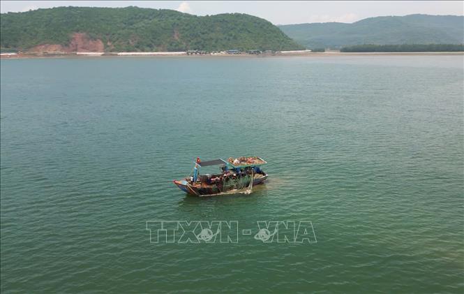 Tàu thuyền đánh cá của ngư dân làng biển chạy qua eo biển Cửa Hiền. Ảnh: TTXVN phát 