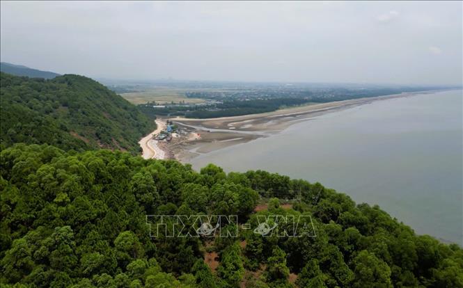 Khung cảnh tự nhiên với sự hội tụ, kết hợp hài hòa giữa núi, biển, rừng và sông lạch đã mang đến cho bãi biển Cửa Hiền vẻ đẹp hoang sơ, yên bình. Ảnh: TTXVN phát