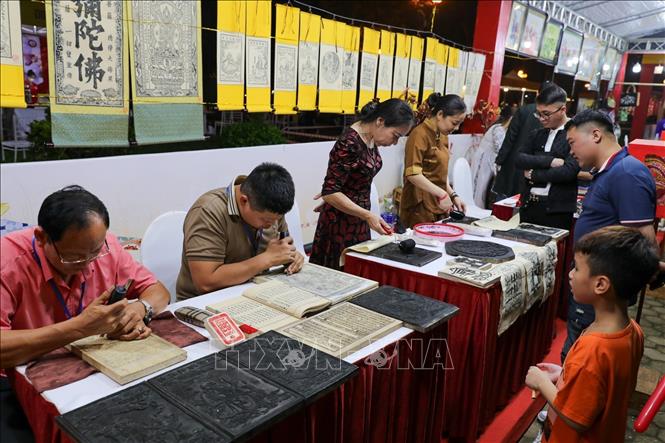 Gian hàng làng nghề truyền thống tại Lễ hội Quà tặng du lịch Hà Nội 2025. Ảnh: Khánh Hoà - TTXVN