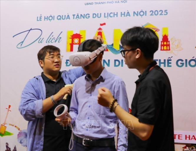 Người dân trải nghiệm không gian thực tế ảo tại Lễ hội Quà tặng du lịch Hà Nội 2025. Ảnh: Khánh Hoà - TTXVN