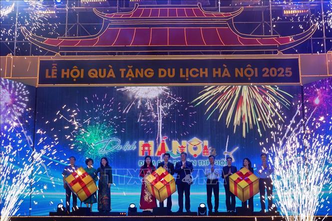 Các đại biểu thực hiện nghi thức khai mạc Lễ hội Quà tặng du lịch Hà Nội 2025. Ảnh: Tú Anh/TTXVN phát