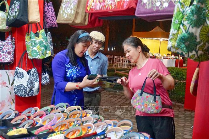 Khách tham quan gian hàng thêu Xuân Nguyên. Ảnh: Tú Anh/TTXVN phát
