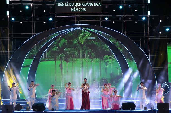 Chương trình nghệ thuật tại lễ khai mạc. Ảnh: Đinh Hương - TTXVN
