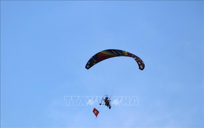 Một dù lượn với cờ đỏ sao vàng. Ảnh: Đinh Hương - TTXVN
