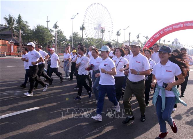 Các đại biểu và người dân tham gia chạy đồng hành tại giải. Ảnh: Trần Lê Lâm - TTXVN