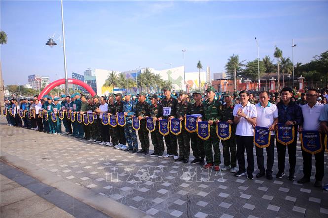 Các đoàn vận động viên tham dự giải nhận cờ lưu niệm. Ảnh: Trần Lê Lâm - TTXVN