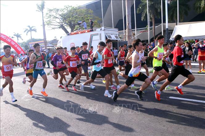 Các vận động viên xuất phát tranh tài các cự ly tại Giải. Ảnh: Trần Lê Lâm - TTXVN