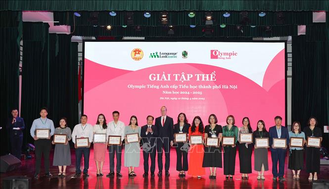 Ban Tổ chức vinh danh và trao 15 giải tập thể cho các Phòng Giáo dục và Đào tạo có thành tích xuất sắc trong kỳ thi. Ảnh: Thanh Tùng - TTXVN