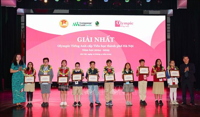 Ban Tổ chức trao giải Nhất cho các học sinh đạt giải. Ảnh: Thanh Tùng - TTXVN