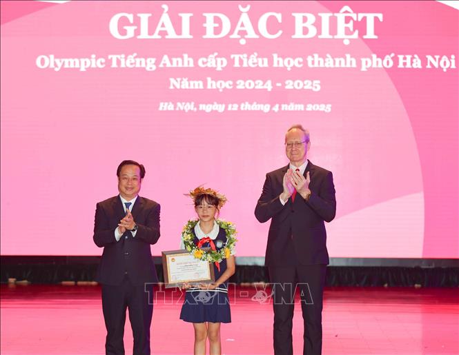 Giám đốc Sở Giáo dục và Đào tạo Hà Nội Trần Thế Cương và ông Gavan Iacono - Tổng Giám đốc  Language Link Việt Nam trao Giải Đặc biệt cho học sinh Phạm Kiều Trang, lớp 5A2, trường Tiểu học Lê Ngọc Hân (quận Hai Bà Trưng, Hà Nội). Ảnh: Thanh Tùng - TTXVN