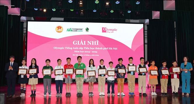 Ban Tổ chức trao giải Nhì cho các học sinh đạt giải. Ảnh: Thanh Tùng - TTXVN