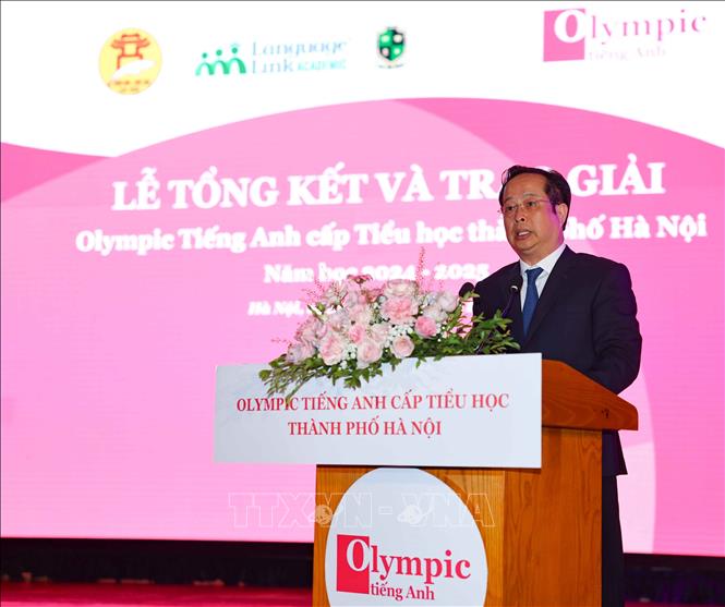 Giám đốc Sở Giáo dục và Đào tạo Hà Nội Trần Thế Cương phát biểu chúc mừng các học sinh đạt giải. Ảnh: Thanh Tùng - TTXVN