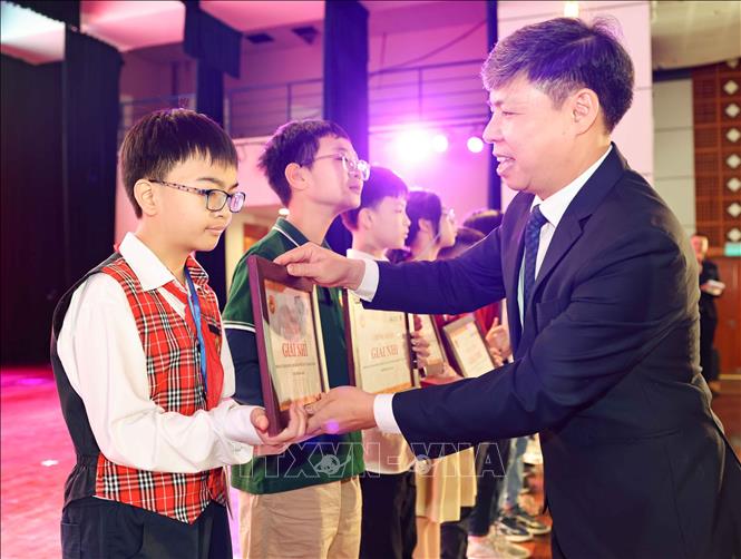 Học sinh Nguyễn Viết Minh Quân, lớp 5G, trường Tiểu học Thăng Long (quận Hoàn Kiếm, Hà Nội) nhận giải Nhì của cuộc thi. Ảnh: Thanh Tùng - TTXVN