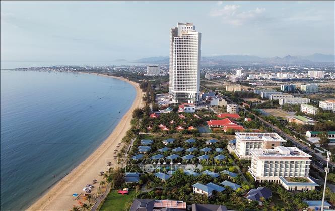Nhiều doanh nghiệp đầu tư phát triển các khu du lịch dọc bờ biển Bình Sơn-Ninh Chữ, thành phố Phan Rang-Tháp Chàm. Ảnh: Công Thử - TTXVN