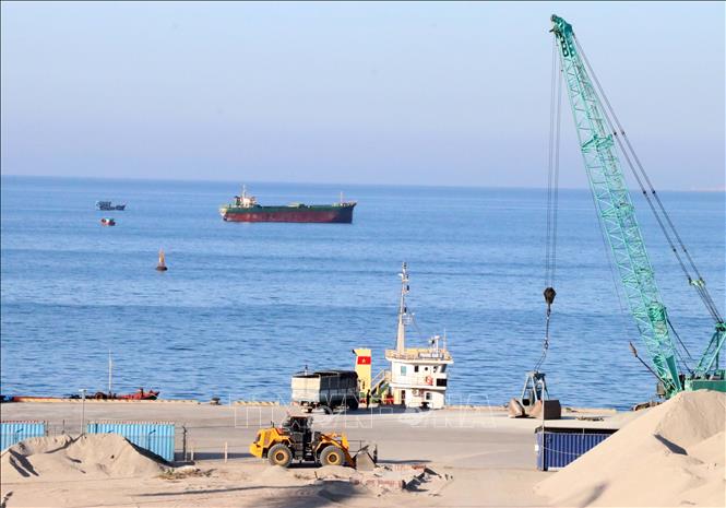 Cảng biển tổng hợp Cà Ná (huyện Thuận Nam) đã đi vào hoạt động, tạo thuận lợi cho việc trung chuyển hành hóa phục vụ phát triển công nghiệp cho các tỉnh, thành vùng Duyên hải Nam Trung bộ và Tây Nguyên. Ảnh: Công Thử - TTXVN