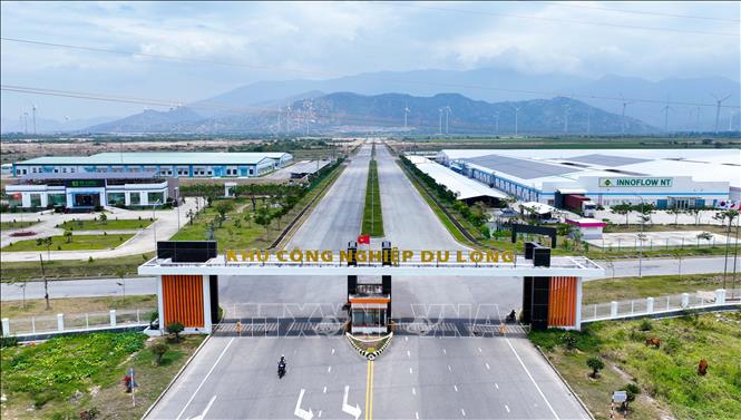 Khu công nghiệp ở huyện Thuận Bắc đang thu hút nhiều doanh nghiệp đến đầu tư sản xuất, kinh doanh. Ảnh: Công Thử - TTXVN