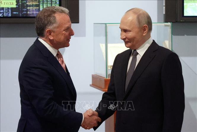 Tổng thống Nga Vladimir Putin (phải) tiếp Đặc phái viên của Tổng thống Mỹ Steve Witkoff tại thành phố St. Petersburg, ngày 11/4/2025. Ảnh: REUTERS/TTXVN 