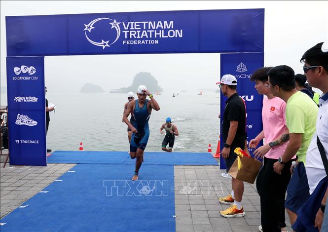 Các vận động viên tranh tài ở nội dung Triathlon Sprint cá nhân nam (cự ly Bơi 750m - Đạp xe 20km - Chạy bộ 5km). Ảnh: Đại Nghĩa - TTXVN
