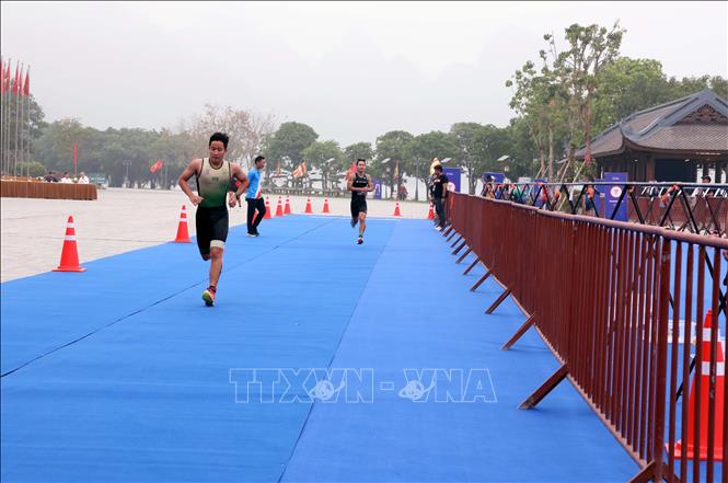 Các vận động viên tranh tài ở nội dung Triathlon Sprint cá nhân nam (cự ly Bơi 750m - Đạp xe 20km - Chạy bộ 5km). Ảnh: Đại Nghĩa - TTXVN