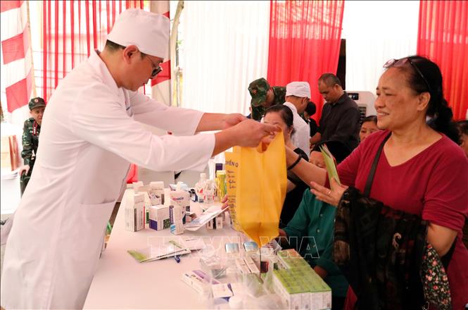 Cấp phát thuốc miễn phí theo đơn cho người dân thị trấn Đồng Đăng, huyện Cao Lộc, tỉnh Lạng Sơn. Ảnh: Văn Đạt - TTXVN