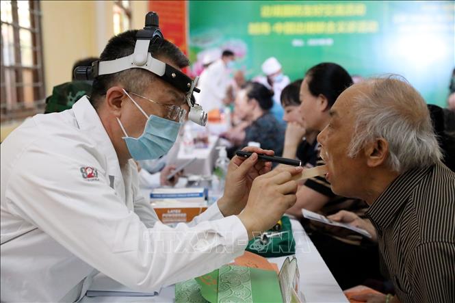 Bác sĩ Quân y Trung Quốc khám bệnh cho người dân huyện biên giới Cao Lộc, tỉnh Lạng Sơn. Ảnh: Văn Đạt - TTXVN