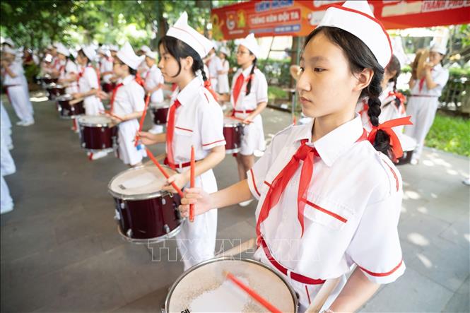 Phần đồng diễn trống điêu luyện được thực hiện bởi các đội viên tại buổi đồng diễn. Ảnh: Thu Hương - TTXVN