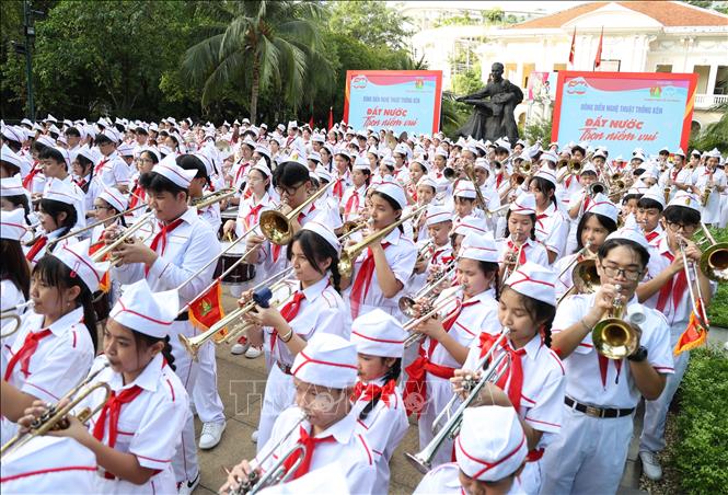 Toàn cảnh buổi đồng diễn trống kèn đẹp mắt tại Nhà thiếu nhi Thành phố Hồ Chí Minh. Ảnh: Thu Hương - TTXVN
