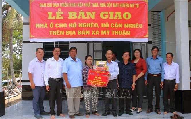 Chính quyền địa phương huyện Mỹ Tú bàn giao căn nhà mới ngay vào dịp Tết cổ truyền Tết cổ truyền Chôl Chnăm Thmây cho gia đình chị Trần Thị Mỹ Xuyên (xã Mỹ Thuận). Ảnh: Tuấn Phi-TTXVN