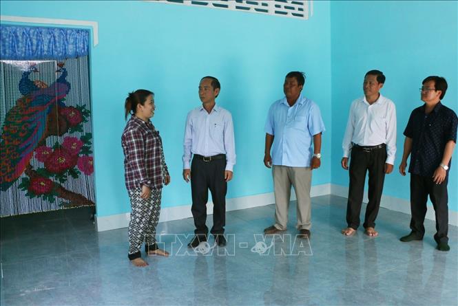 Lãnh đạo huyện Mỹ Tú đến thăm và chúc mừng gia đình đồng bào Khmer có căn nhà mới đón Tết cổ truyền. Ảnh: Tuấn Phi-TTXVN