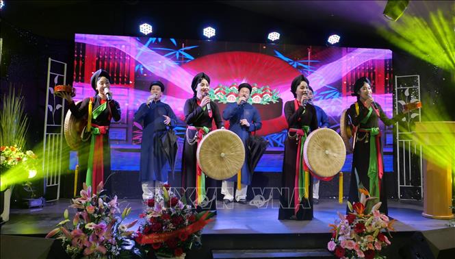 Một tiết mục biểu diễn trong chương trình nghệ thuật “Văn hoá Việt Nam – Tinh hoa di sản Kinh Bắc” của Nhà hát Dân ca Quan họ Bắc Ninh tại Berlin. Ảnh: Thu Hằng - Pv TTXVN tại Đức