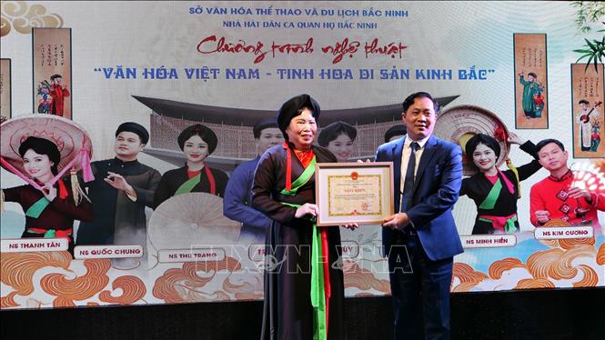 Ông Trịnh Hữu Hùng, Giám đốc Sở VH-TT&DL tỉnh Bắc Ninh tặng Giấy khen cho đại diện Câu lạc bộ Quan họ Kinh Bắc, thuộc Hội đồng hương Bắc Ninh tại CHLB Đức. Ảnh: Thu Hằng - Pv TTXVN tại Đức