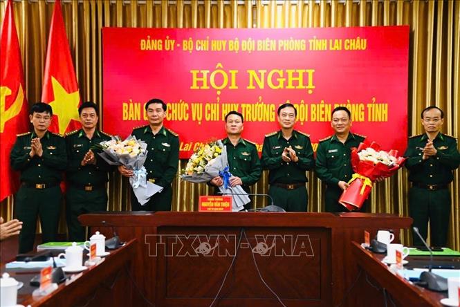 Lãnh đạo Đảng ủy, Bộ Chỉ huy Bộ đội Biên phòng tỉnh Lai Châu tặng hoa các đồng chí bàn giao nhiệm vụ. Ảnh: TTXVN phát