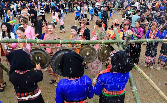 Villagers and guests enjoy traditional music at the festival. VNA Photo: Trung Kiên