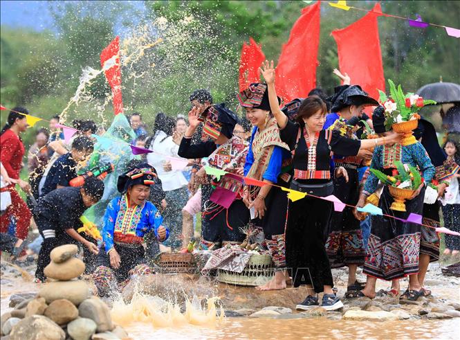 Villagers and visitors enjoy water splashing at the festival. VNA Photo: Trung Kiên