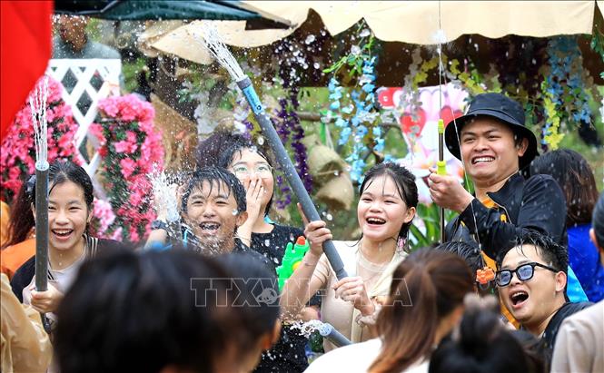 Villagers and visitors enjoy water splashing at the festival. VNA Photo: Trung Kiên