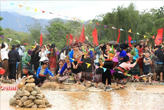 Villagers and visitors enjoy water splashing at the festival. VNA Photo: Trung Kiên
