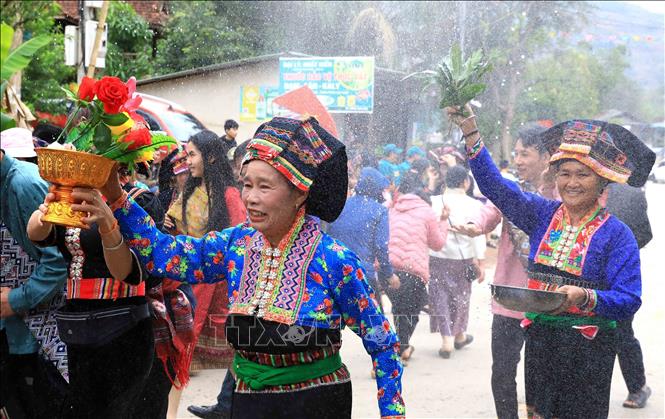 A water procession at the festival. VNA Photo: Trung Kiên