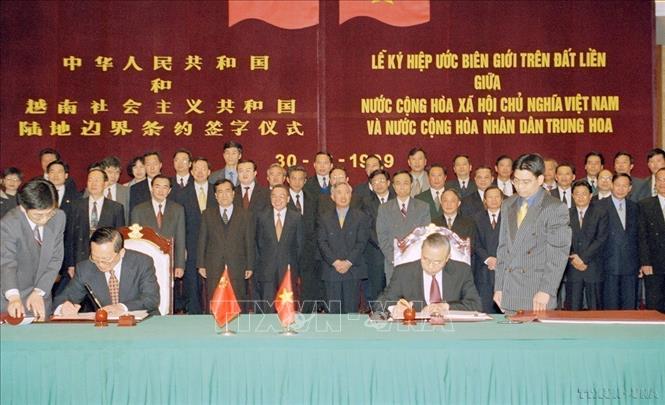 Phó Thủ tướng, Bộ trưởng Ngoại giao Nguyễn Mạnh Cầm và Bộ trưởng Ngoại giao Trung Quốc Đường Gia Triền ký Hiệp ước biên giới trên đất liền giữa nước Việt Nam và Trung Quốc (Hà Nội, 30/12/1999). Ảnh: Nguyễn Khang - TTXVN 
