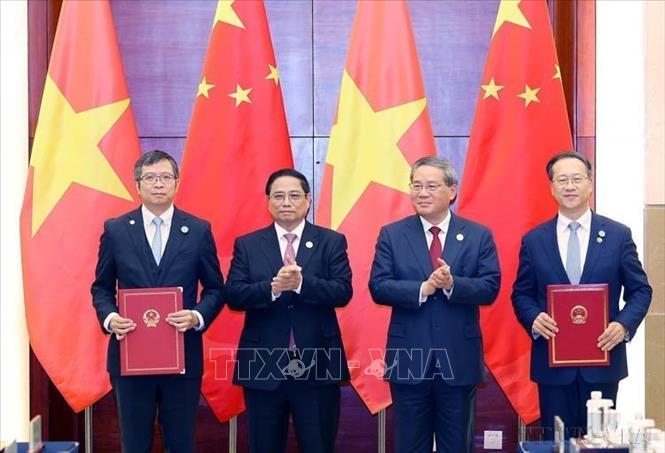 Thủ tướng Phạm Minh Chính và Thủ tướng Trung Quốc Lý Cường chứng kiến lễ trao công hàm tuyên bố thành lập Tổng Lãnh sự quán Việt Nam tại Trùng Khánh (Côn Minh, 7/11/2024). Ảnh: Dương Giang-TTXVN