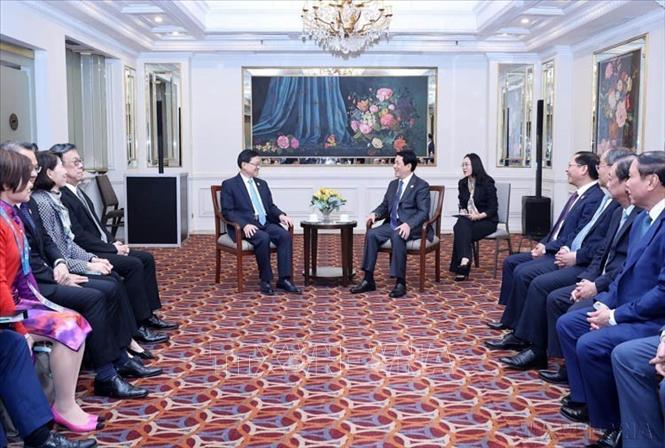 Trong chương trình tham dự Tuần lễ cấp cao Diễn đàn Hợp tác kinh tế châu Á-Thái Bình Dương (APEC) 2024 tại Thủ đô Lima, Peru, chiều 15/11/2024, Chủ tịch nước Lương Cường gặp Trưởng Đặc khu Hồng Kông (Trung Quốc) Lý Gia Siêu. Ảnh: Lâm Khánh – TTXVN