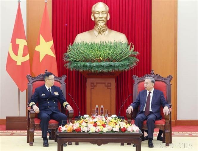 Tổng Bí thư, Bí thư Quân ủy Trung ương Tô Lâm tiếp Bộ trưởng Quốc phòng Trung Quốc, Thượng tướng Đổng Quân và Đoàn đại biểu Quân đội Trung Quốc sang dự Lễ kỷ niệm 80 năm Ngày thành lập Quân đội nhân dân Việt Nam, 35 năm Ngày hội Quốc phòng toàn dân (Hà Nội, 19/12/2024). Ảnh: Thống Nhất – TTXVN